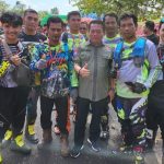 Ketua DPRD Provinsi Kalteng, Wiyatno saat foto bersama bersama para pembalap motor trail (Foto : Ist)