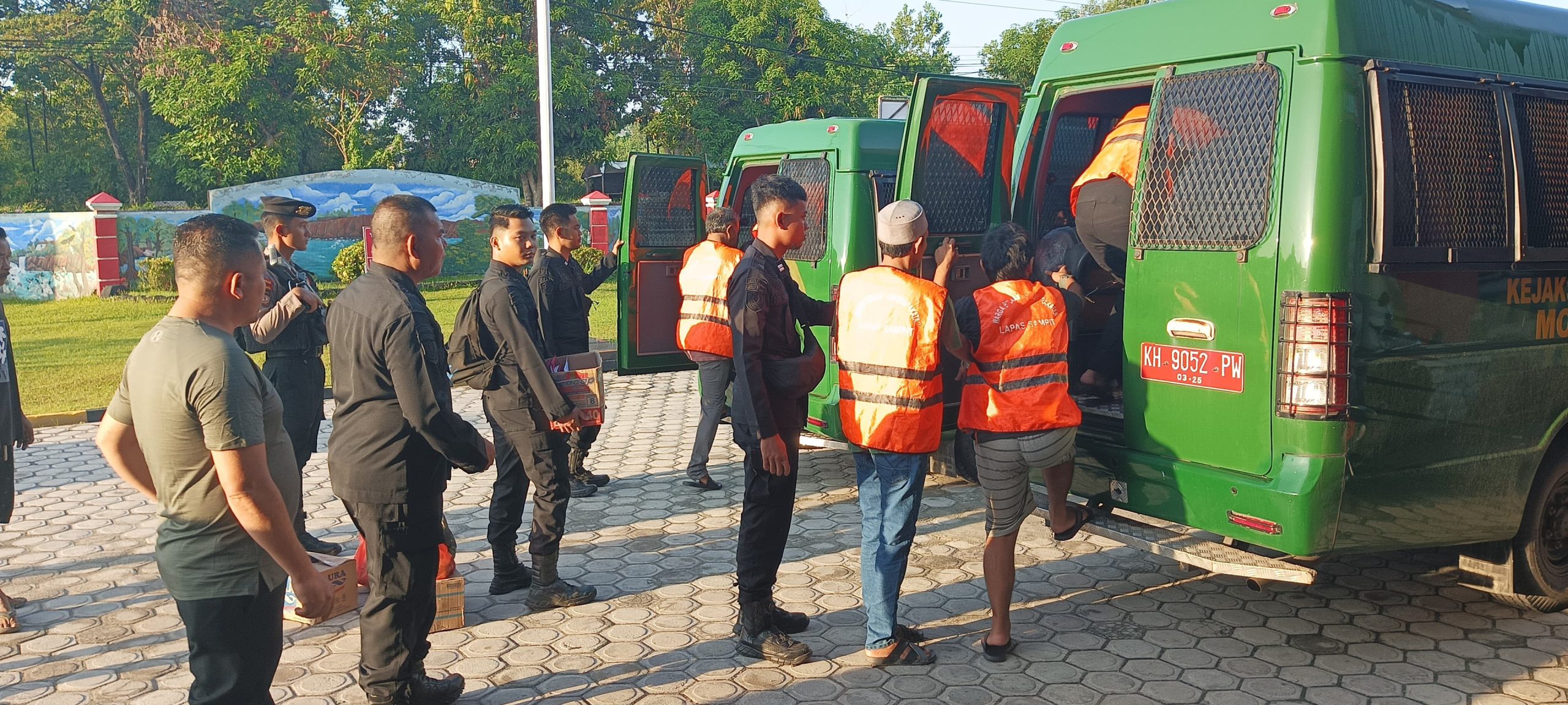 PENGAWALAN : Terlihat WBP saat memasuki mobil tahanan untuk dipindahkan dengan pengawalan ketat. (foto:meldy Putera)