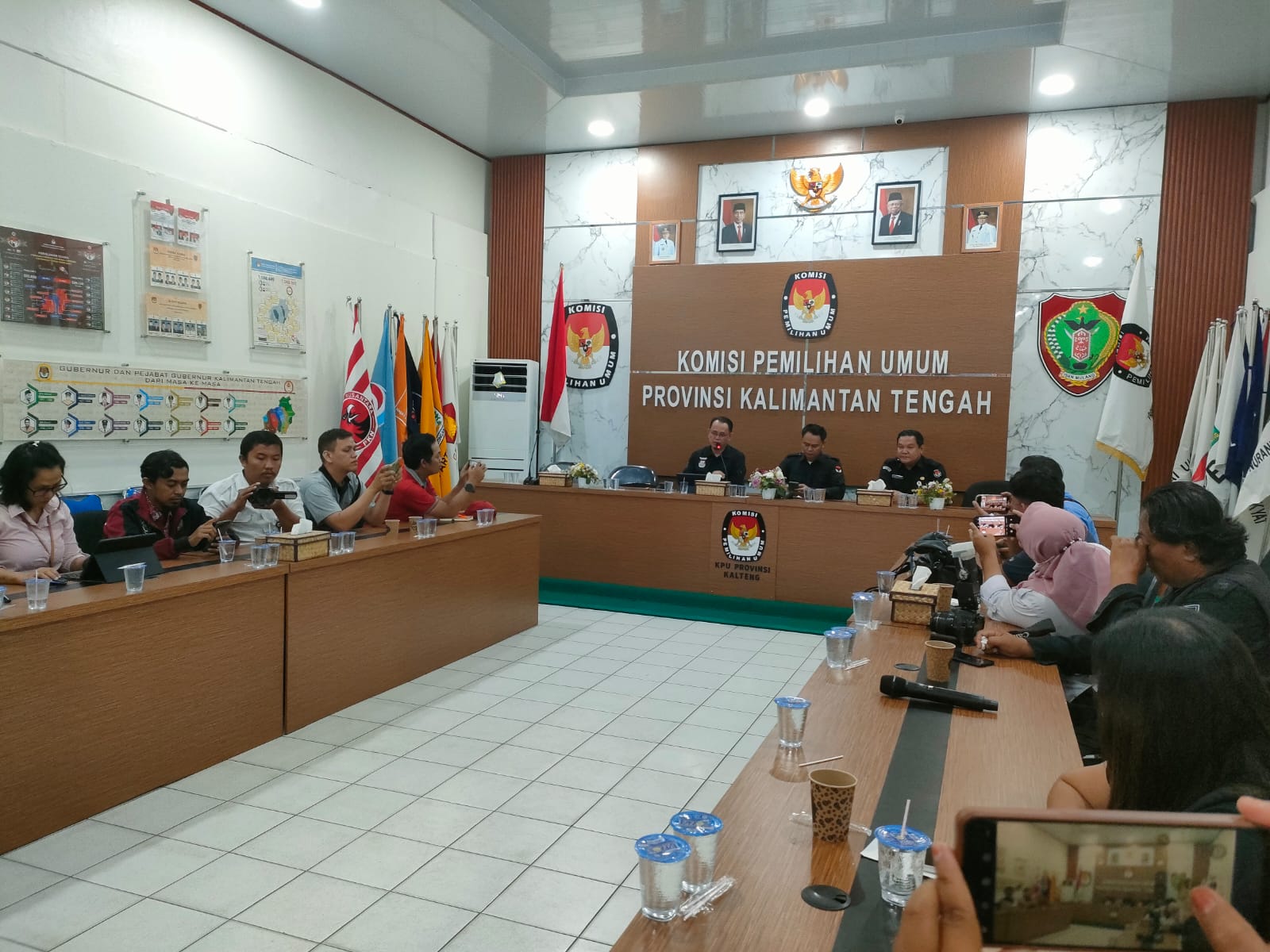 SOSIALISASI : Ketua KPU Kalteng, Sastriadi bersama awak media saat berbincang untuk mensosialisasikan tahapan kampanye, di Kantor KPU Kalteng, Rabu (25/9/2024). (foto:ardi)