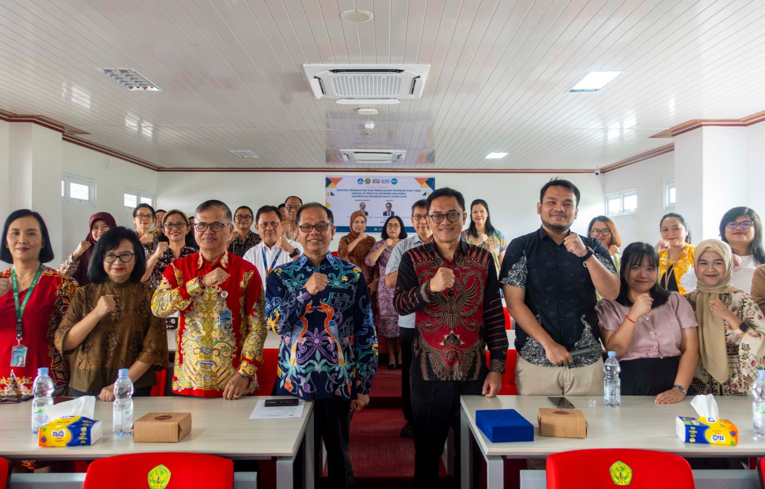 Foto bersama setelah workshop akademik mengusung tema strategi peningkatan dan pengelolaan program studi yang unggul dan berdaya saing di ruang Teater Merah Putih, Universitas Palangka Raya (Foto : Ist)