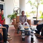 Ketua Sementara DPRD Provinsi Kalteng, Arton S Dohong saat audiensi dengan pimpinan cabang KMHDI Kota Palangka Raya di ruang kerjanya (Foto : Ist)