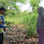 Lurah Panarung, Evi Kahayanti saat melakukan kunjungan lapangan untuk meninjau progres pembangunan depo sampah mini (Foto : Ist)