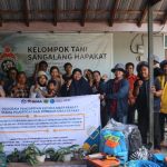 Foto bersama sebelum pembuatan sistem pertanian menggunakan rakit terapung di Desa Tanjung Sangalang (Foto : Ist)