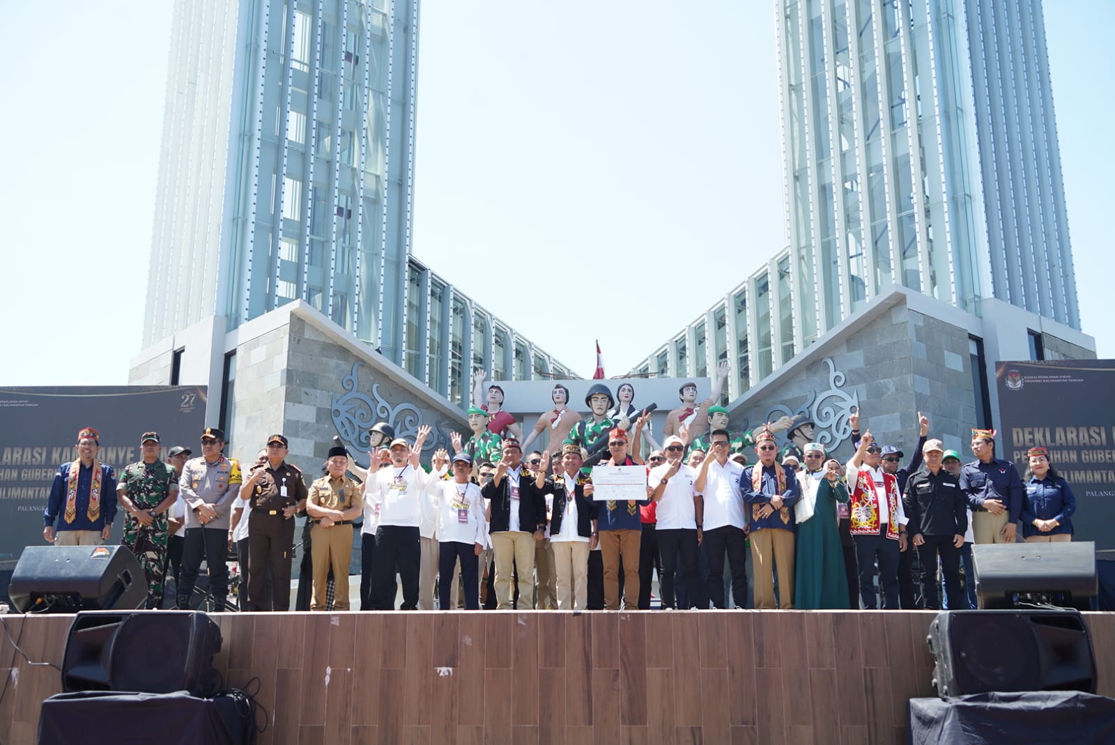 DEKLARASI PEMILU DAMAI : KPU Kalteng dan dihadiri Gubernur Kalteng, Sugianto Sabran menggelar Deklarasi Pemilu Damai, Selasa (24/9/2024). (foto:mmc)