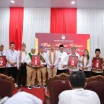 PENGUNDIAN NOMOR URUT : Ketua KPU Kalteng, Sastriadi berfoto bersama dengan Paslon Gubernur dan Wakil Gubernur Kalteng usai pengundian nomor urut, di Kantor KPU Kalteng, Senin (23/9/2024). (foto:KPU Kalteng)