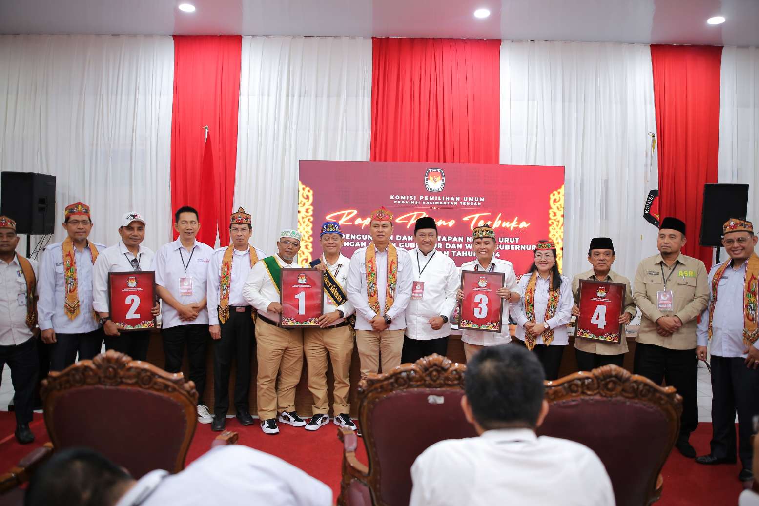 PENGUNDIAN NOMOR URUT : Ketua KPU Kalteng, Sastriadi berfoto bersama dengan Paslon Gubernur dan Wakil Gubernur Kalteng usai pengundian nomor urut, di Kantor KPU Kalteng, Senin (23/9/2024). (foto:KPU Kalteng)