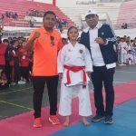 PENYERAHAN : Salah Karateka mendapat uang pembinaan dari Agustiar Sabran diwakili Akhmadi Riansyah didampingi Jeffriko Seran, di Gor Palangka Raya, Jumat (13/9/2024). (foto:ardi)