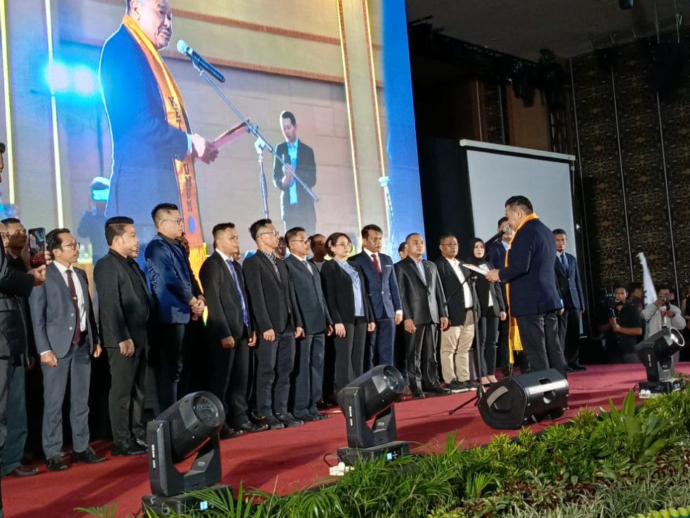 Ketua Umum DPN Peradi, Prof. Dr. Otto Hasibuan, S.H., M.M. saat melantik pengurus DPC Peradi Palangka Raya Masa Jabatan 2024-2029.