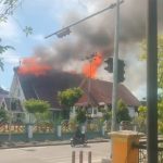 BERKOBAR : Tampak banguan Gereja Maranatha berkobar dilahap si Jago Merah, Jalan Diponegoro, Selasa (24/9/2024). (foto:warga)