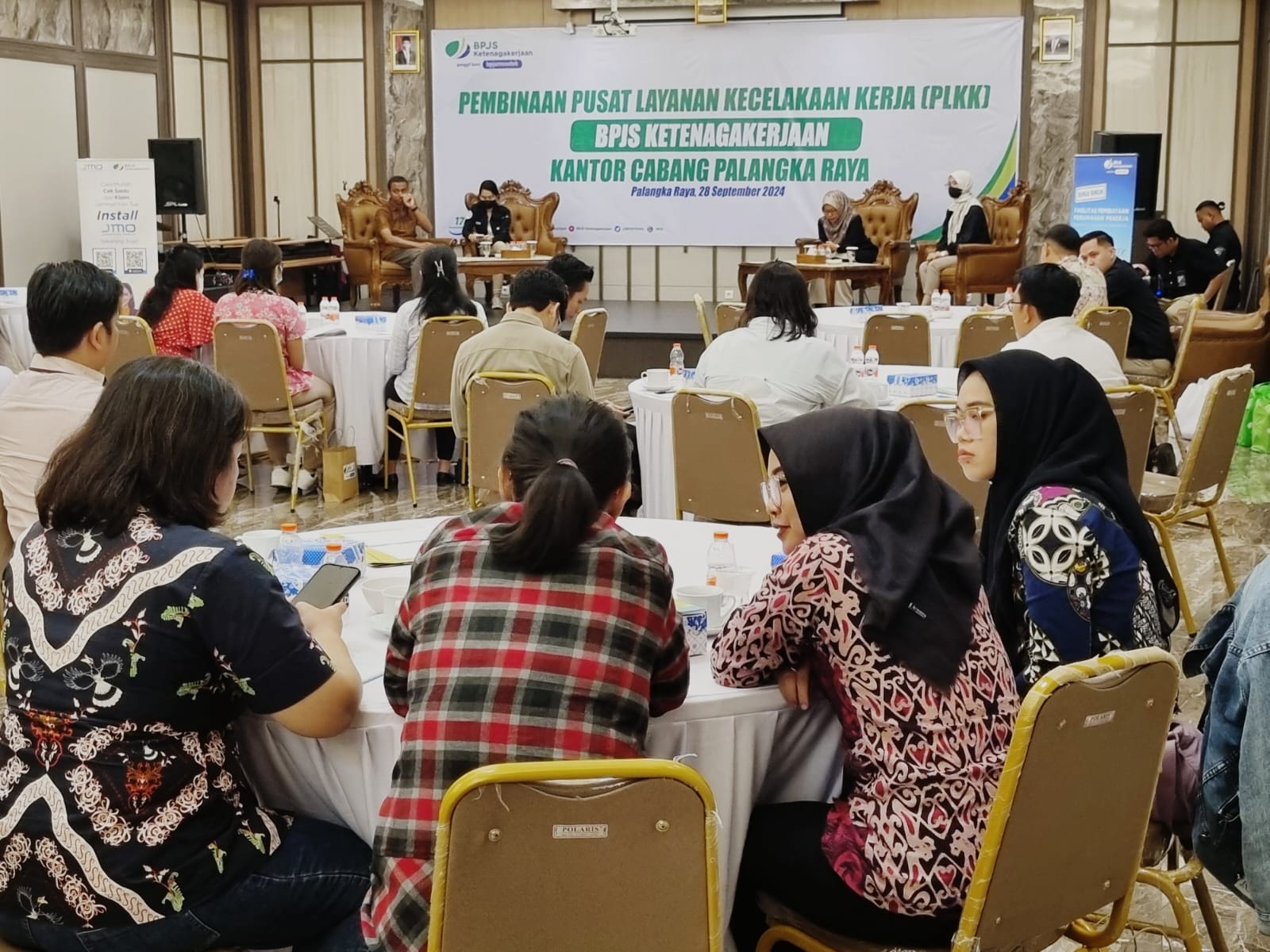 PEMBINAAN : BPJS Ketenagakerjaan (BPJAMSOSTEK) Palangka Raya melaksanakan Pembinaan program Pusat Layanan Kecelakaan Kerja (PLKK), di Loca Hotel Jalan RTA Milono KM 3,5 Palangka Raya. (FOTO:Bpjamsostek)