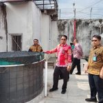 MONITORING : Kepala Lembaga Pemasyarakatan (Lapas) Kelas IIB Sampit, Kanwil Kemenkumham Kalteng, Meldy Putera, bersama dengan jajarannya melaksanakan kontrol di kegiatan kerja dan area brandgang Lapas Sampit. Jum'at, (27/09/24). (foto:meldy putera)