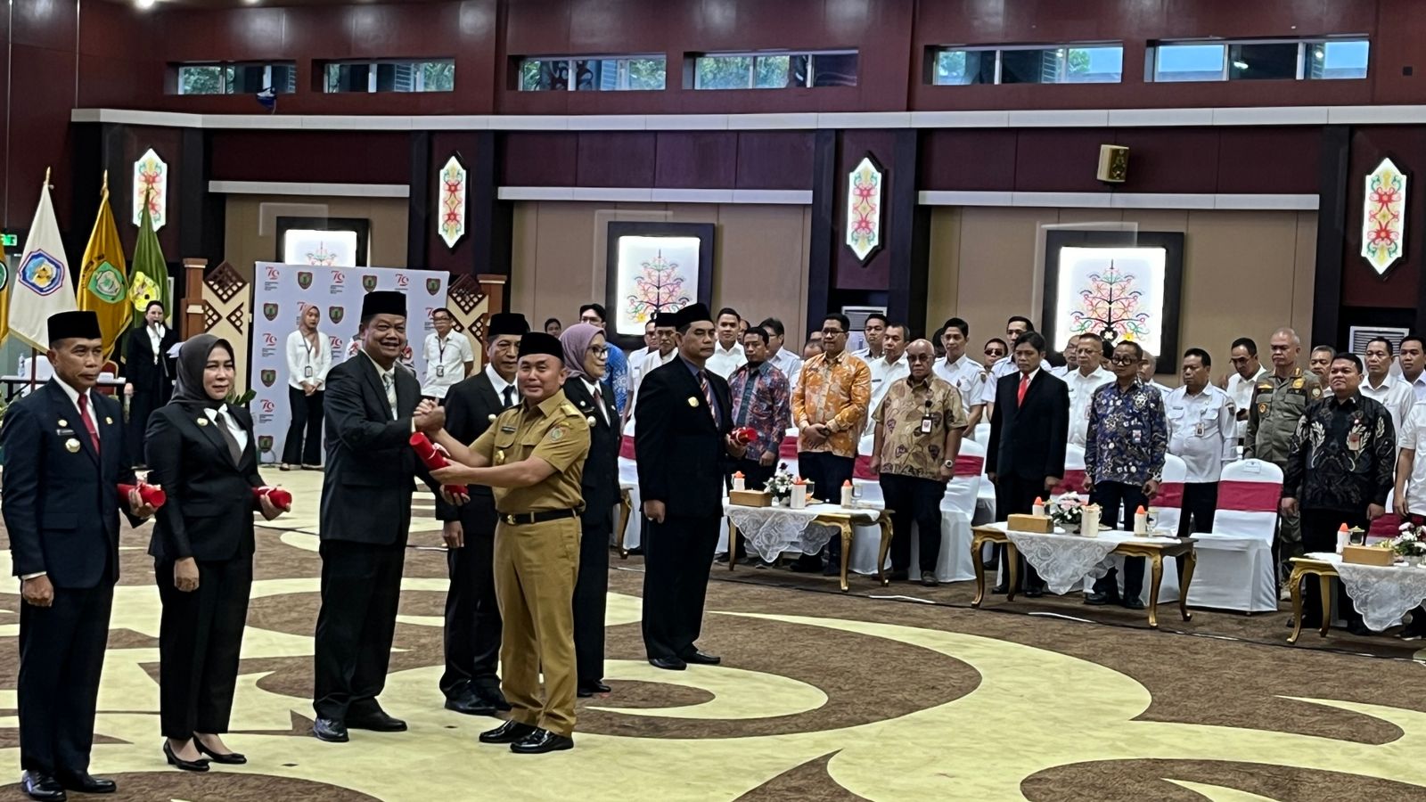 PENGUKUHAN : Gubernur Kalteng, Sugianto Sabran usai mengukuhkan Pjs Bupati Kotim, Shalahuddin, di Aula Jayang Tingang, Rabu (25/9/2024). (foto:ardi)