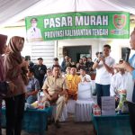 BANTUAN : Gubernur Kalimantan Tengah (Kalteng) H Sugianto Sabran buka pasar murah yang digelar di Kantor Kelurahan Kumai Hilir, Kelurahan Kumai Hilir, Kabupaten Kotawaringin Barat, Jumat (4/10/2024). (foto:mmc)