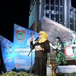 Kepala Dinas Adiah Chandra Sari menyampaikan sambutan pada Grand Final Lomba Vokal Solo Lagu Daerah Kalimantan Tengah pada rangkaian Gubernur Cup Festival & Lomba Seni Kalimantan Tengah di Bundaran Besar, Palangka Raya