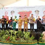 GEBYAR UMKM : Gubernur Kalteng, Sugianto Sabran bersama Wakil Gubernur (Wagub) Kalteng, Edy Pratowo buka Gebyar UMKM Wilayah Tengah, di Stadion Panunjung Tarung Kapuas, Kamis (12/9/2024). (foto:mmc)