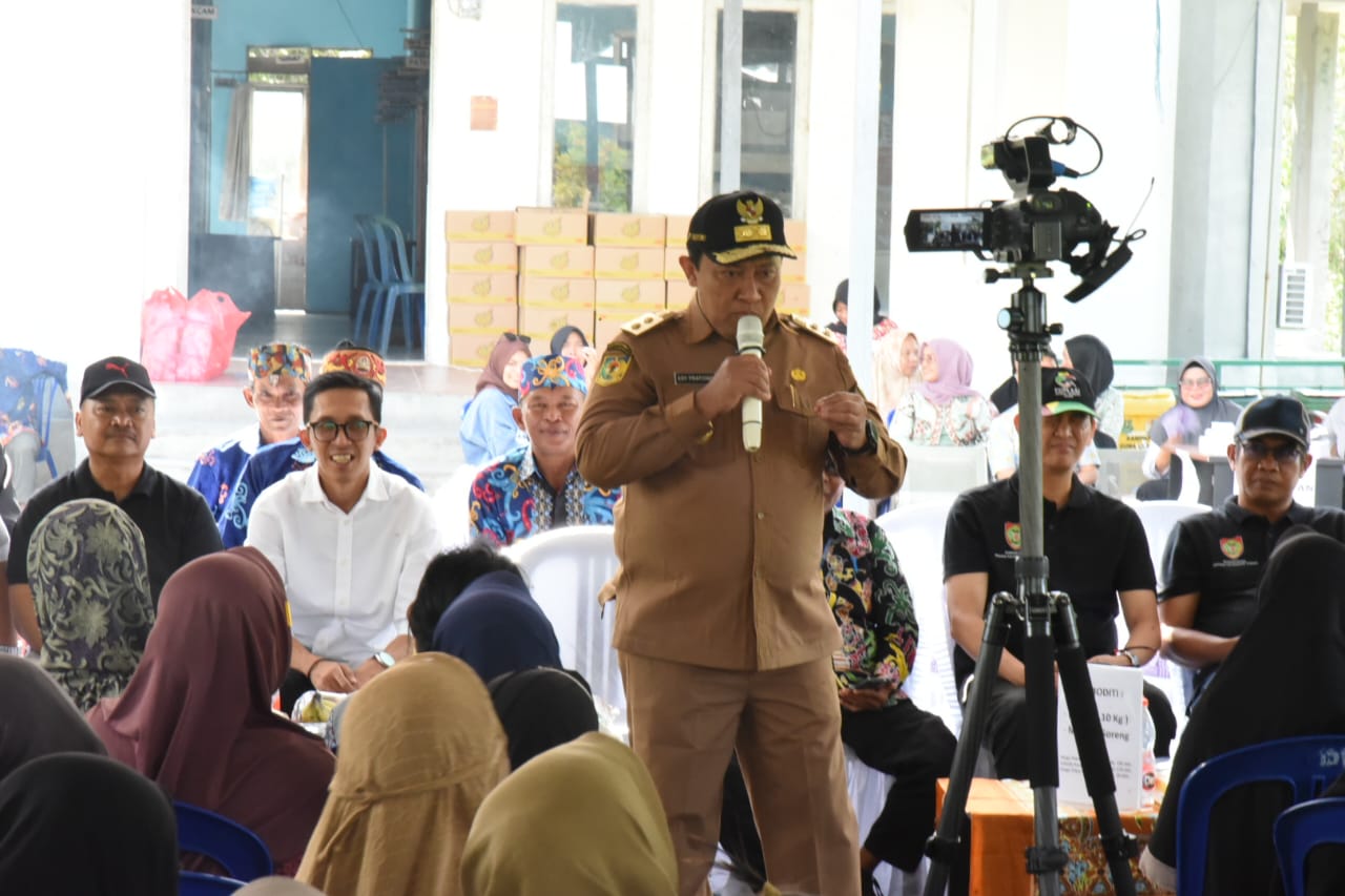 Wakil Gubernur (Wagub) Kalteng H Edy Pratowo buka Pasar Murah yang diselenggarakan di Kantor Camat Bataguh, Kabupaten Kapuas, Kamis (12/9/2024). 