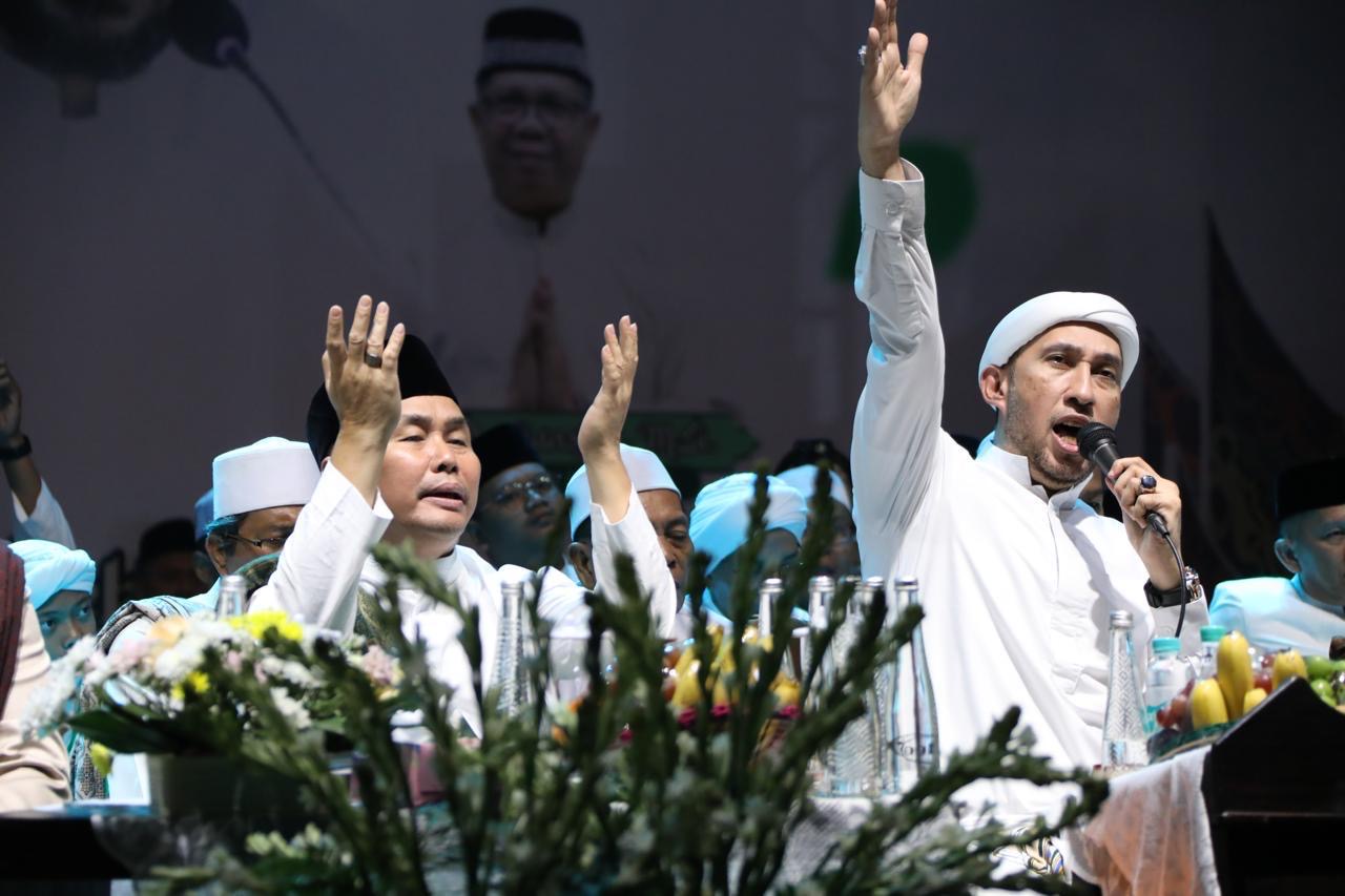 BERSHALAWAT : Gubernur Kalimantan Tengah, Sugianto Sabran  bersama Wakil Gubernur Kalteng, Edy Pratowo menghadiri Kalteng Bershalawat yang digelar di Stadion Panunjung Tarung, Kuala Kapuas, Kamis (12/9/2024) malam. (foto:mmc)