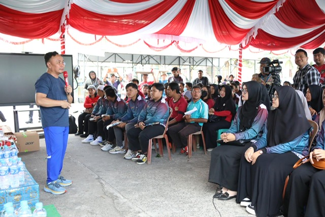 KESEJAHTERAAN MAHASISWA : Gubernur Kalimantan Tengah (Kalteng), Sugianto Sabran membuka pasar murah yang digelar di STAI Kuala Kapuas tepatnya di Halaman Islamic Center, Kabupaten Kapuas, Jumat (13/9/2024) pagi. (foto:mmc)