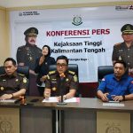 PENETAPAN TERSANGKA : Asisten Tindak Pidana Khusus (Aspidsus), Wahyudi Eko Husodo (tengah) didampingi Asisten Intelijen, Eddy Sumarman (kiri) Kasi Penuntutan Bidang Pidsus, I Wayan Suryawan (kanan) dalam jumpa pers penetapan tersangka dugaan korupsi dana hibah Bawaslu Seruyan, Kamis (24/10/2024) sore. (foto:ardi)