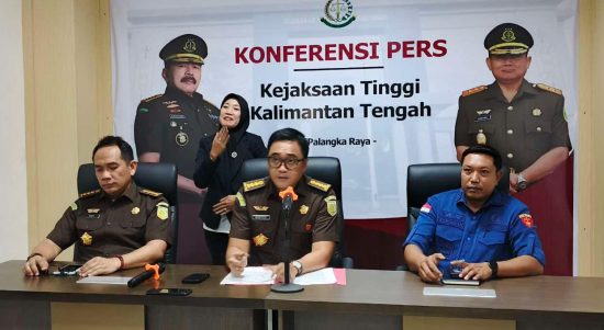 PENETAPAN TERSANGKA : Asisten Tindak Pidana Khusus (Aspidsus), Wahyudi Eko Husodo (tengah) didampingi Asisten Intelijen, Eddy Sumarman (kiri) Kasi Penuntutan Bidang Pidsus, I Wayan Suryawan (kanan) dalam jumpa pers penetapan tersangka dugaan korupsi dana hibah Bawaslu Seruyan, Kamis (24/10/2024) sore. (foto:ardi)