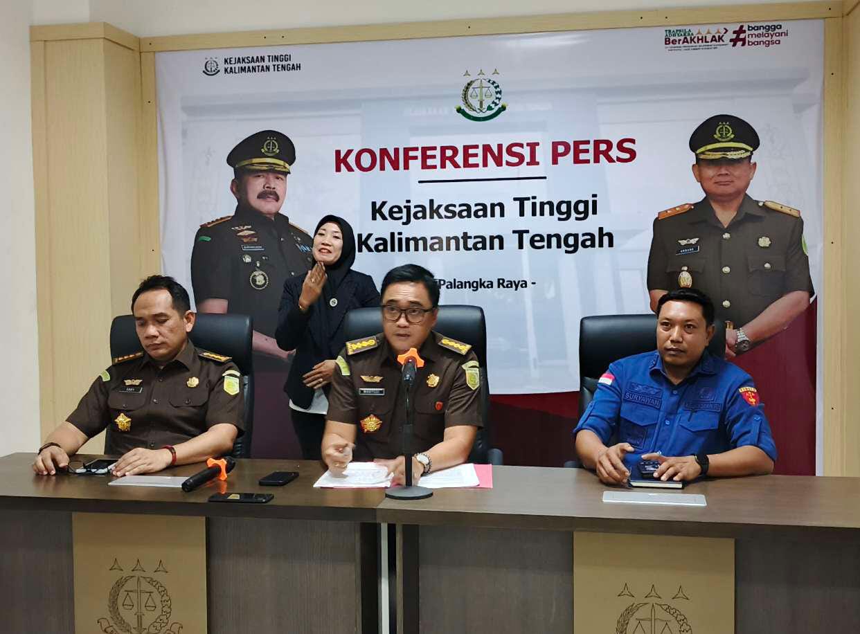 PENETAPAN TERSANGKA : Asisten Tindak Pidana Khusus (Aspidsus), Wahyudi Eko Husodo (tengah) didampingi Asisten Intelijen, Eddy Sumarman (kiri) Kasi Penuntutan Bidang Pidsus, I Wayan Suryawan (kanan) dalam jumpa pers penetapan tersangka dugaan korupsi dana hibah Bawaslu Seruyan, Kamis (24/10/2024) sore. (foto:ardi)