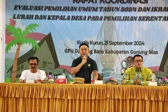 RAKOR : Gubernur Kalimantan Tengah (Kalteng), Sugianto Sabran membuka secara resmi Rapat Koordinasi Pemilihan Umum dan Ikrar Netralitas Lurah dan Kepala Desa pada Pemilihan Serentak Tahun 2024, bertempat di GPU Damang Batu Kuala Kurun, Kabupaten Gunung Mas, Sabtu (21/9/2024). (foto:mmc)