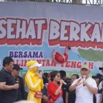 JALAN SEHAT : Gubernur Kalimantan Tengah (Kalteng), Sugianto Sabran bersama Wakil Gubernur Kalteng, Edy Pratowo membuka giat Jalan Sehat dan Panggung Hiburan, di Halaman Kantor Bupati Barito Timur, Minggu (22/9/2024) pagi. (foto:mmc)