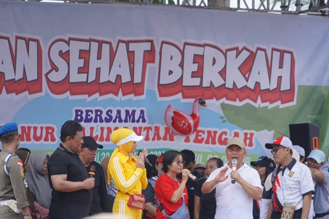 JALAN SEHAT : Gubernur Kalimantan Tengah (Kalteng), Sugianto Sabran bersama Wakil Gubernur Kalteng, Edy Pratowo membuka giat Jalan Sehat dan Panggung Hiburan, di Halaman Kantor Bupati Barito Timur, Minggu (22/9/2024) pagi. (foto:mmc)