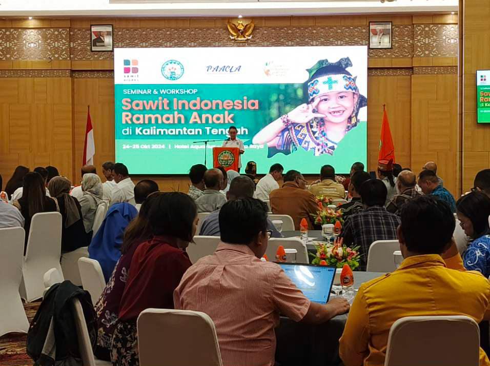 SAWIT INDONESIA RAMAH ANAK: Ketua Gabungan Pengusaha Kelapa Sawit Indonesia (GAPKI), Eddy Martono saat memberikan sambutan Kegiatan seminar dan workshop Sawit Indonesia Ramah Anak di Kalteng, Kamis (24/10/2024). (foto:ardi)