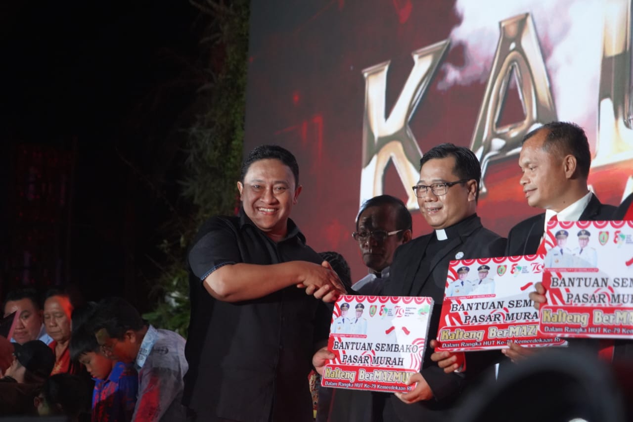 KALTENG BERMAZMUR : Pemerintah Provinsi Kalimantan Tengah menyelenggarakan acara Kalimantan Tengah (Kalteng) Bermazmur yang dipusatkan di area Bundaran Besar Palangka Raya, Senin (26/8/2024) malam. (foto:mmc)