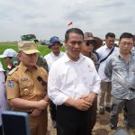 TINJAU : Menteri Pertanian RI didampingi Gubernur Kalteng, Sugianto Sabran lakukan Peninjauan Area Sawah dan Food Estate di Desa Bentuk Jaya A5 Dadahup, Kabupaten Kapuas, Rabu (28/8/2024). (foto:mmc)