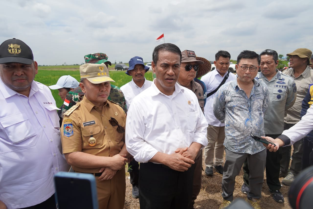 TINJAU : Menteri Pertanian RI didampingi Gubernur Kalteng, Sugianto Sabran lakukan Peninjauan Area Sawah dan Food Estate di Desa Bentuk Jaya A5 Dadahup, Kabupaten Kapuas, Rabu (28/8/2024). (foto:mmc)