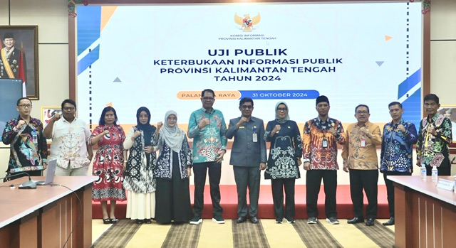 KOMPAK : Kepala Dinas Komunikasi Informatika, Persandian dan Statistik Provinsi Kalimantan Tengah (Diskominfosantik) Kalteng, Agus Siswadi selaku Pejabat Pengelola Informasi dan Dokumentasi (PPID) Utama Prov Kalteng menghadiri Tahapan Presentasi kegiatan Monitoring dan Evaluasi (Monev) Keterbukaan Informasi Publik Kalteng Tahun 2024 yang digelar Komisi Informasi (KI) Kalteng, bertempat di Aula Kanderang Tingang, Diskominfosantik  Kalteng, Kamis (31/10/2024). (foto:mmc)