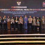 PENGHARGAAN : Pemerintah Kabupaten (Pemkab) Pulang Pisau (Pulpis) meraih Universal Health Coverage (UHC) Award kategori madya Tahun 2024. Penghargaan tersebut diterima langsung oleh Pj Bupati Pulpis Hj Nunu Andriani, dari menteri koordinator bidang pembangunan manusia dan kebudayaan, Dr Muahajir Effendi, di Krakatau Grand Ballroom TMII, Jakarta. Kamis (8/8/2024). (foto:ist)