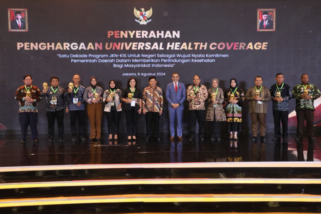 PENGHARGAAN : Pemerintah Kabupaten (Pemkab) Pulang Pisau (Pulpis) meraih Universal Health Coverage (UHC) Award kategori madya Tahun 2024. Penghargaan tersebut diterima langsung oleh Pj Bupati Pulpis Hj Nunu Andriani, dari menteri koordinator bidang pembangunan manusia dan kebudayaan, Dr Muahajir Effendi, di Krakatau Grand Ballroom TMII, Jakarta. Kamis (8/8/2024). (foto:ist)