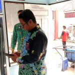 MONITORING : Kepala Lembaga Pemasyarakatan (Kalapas) Kelas IIB Sampit, Meldy Putera yang didampingi oleh dua orang pegawai Lapas yaitu Edi Hartono dan Rohmad Hidayah memonitoring kualitas air minum bagi WBP, di Lapas Sampit, Jumat (4/10/2024). (foto: Meldy Putera)