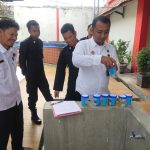 TES URINE : Pegawai Lapas saat melakukan tes urine untuk memberantas narkoba, di Lapas Sampit, Rabu (9/10/2024). (foto:meldy)