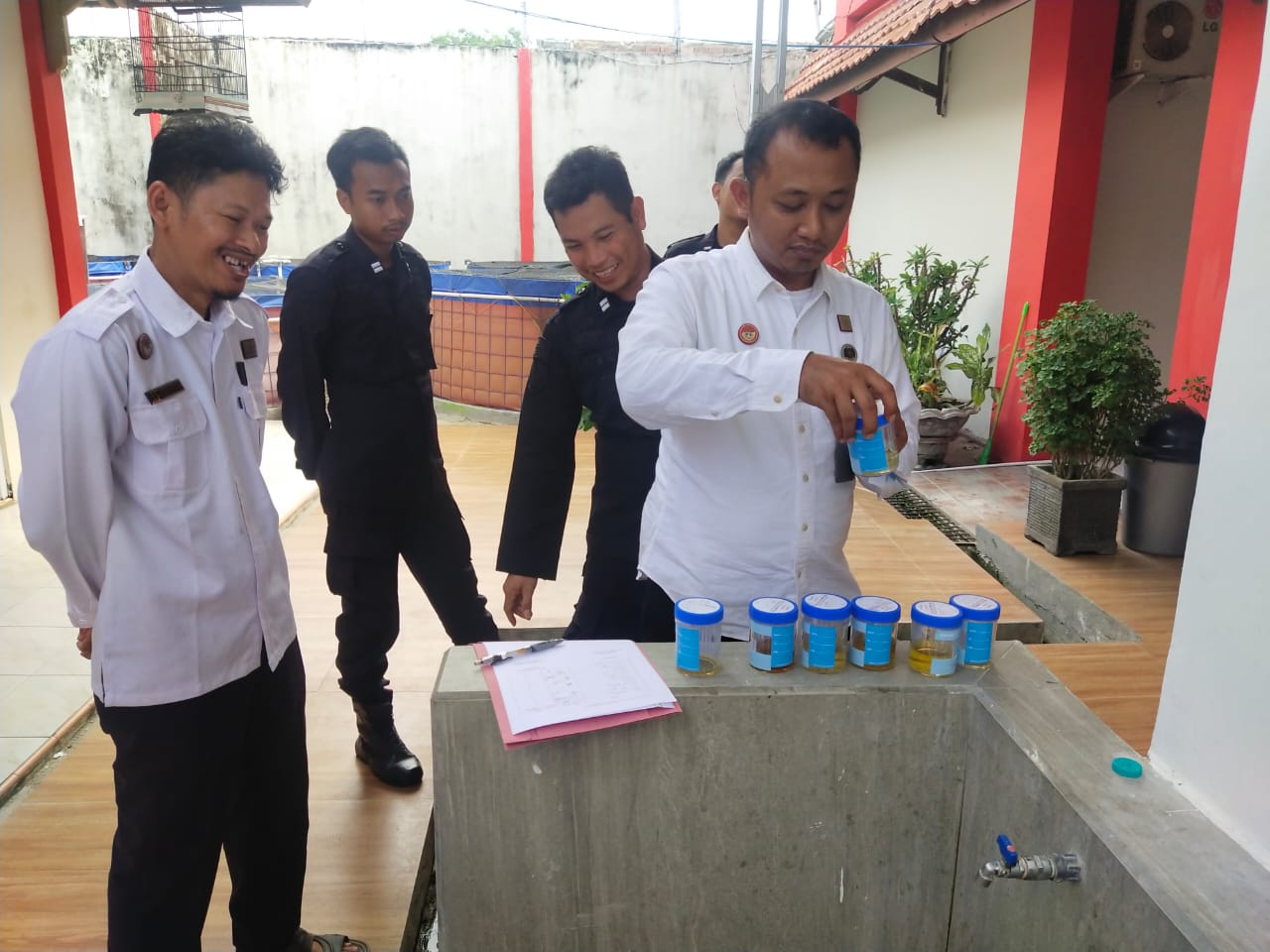 TES URINE : Pegawai Lapas saat melakukan tes urine untuk memberantas narkoba, di Lapas Sampit, Rabu (9/10/2024). (foto:meldy)