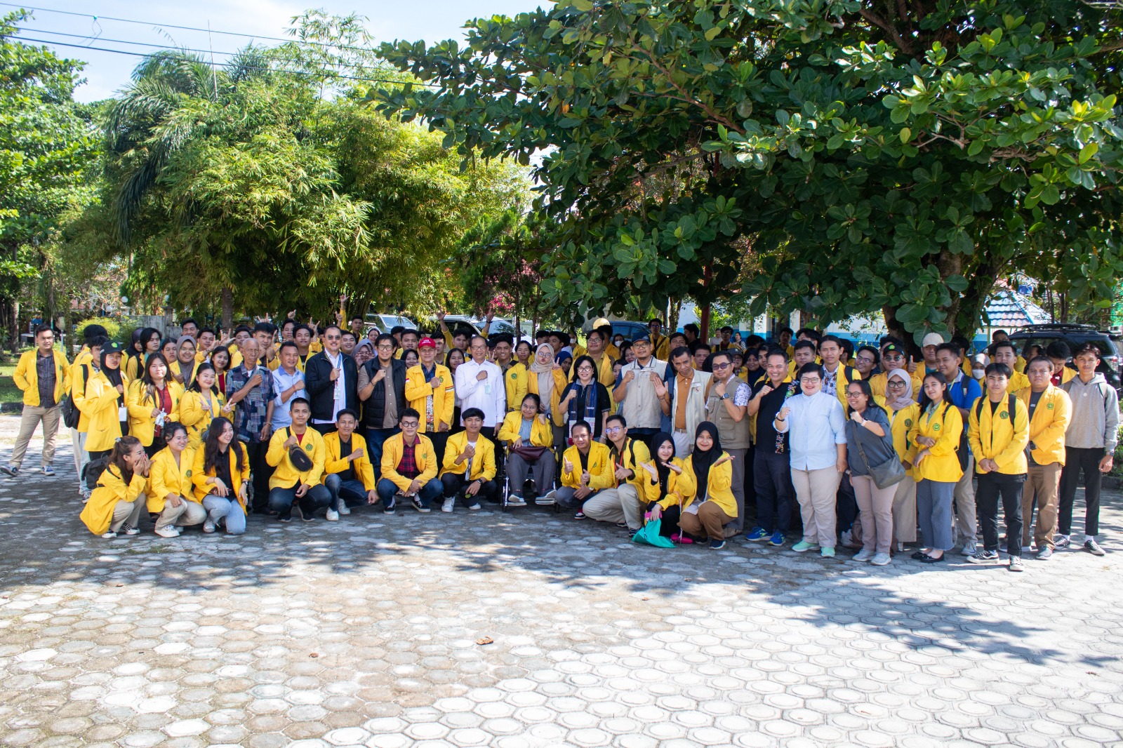 Foto bersama saat acara pelepasan mahasiswa KKN Reguler dan KKN-T MBKM Universitas Palangka Raya Tahun 2024 (Foto : Ist)