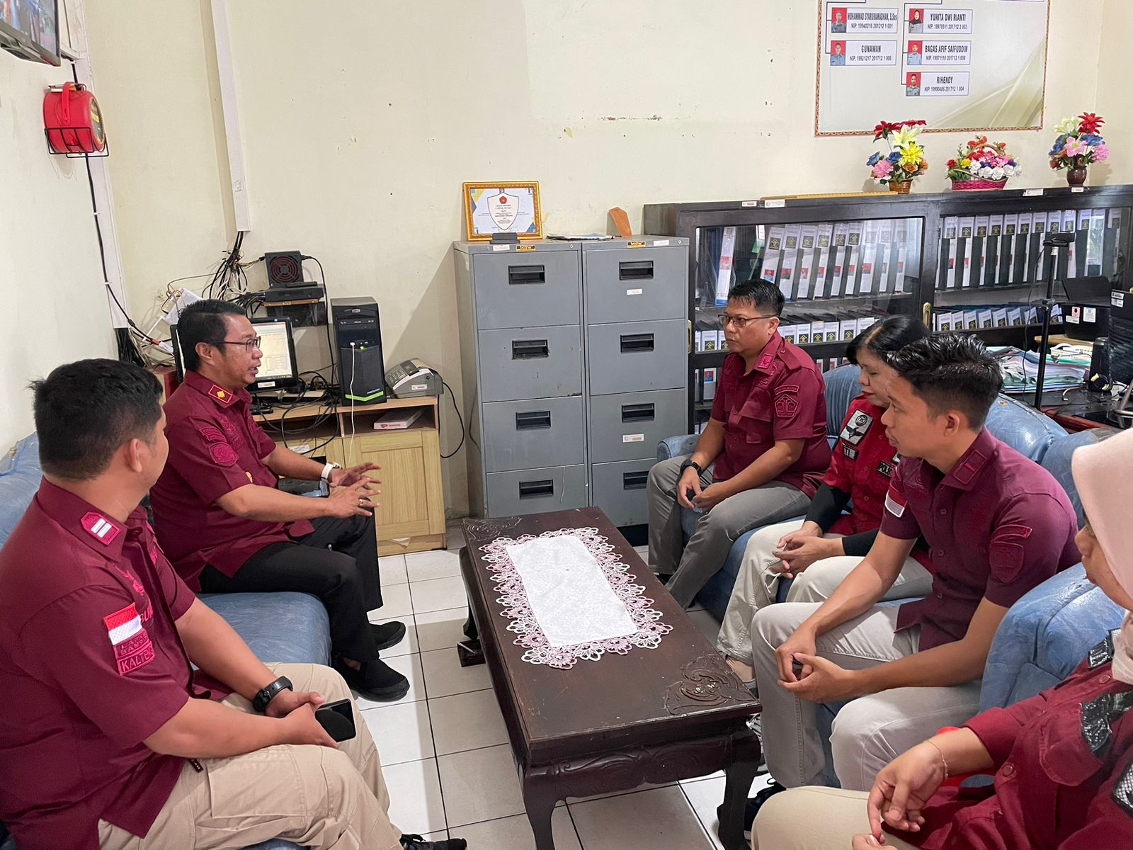 EVALUASI KERJA : Kalapas Sampit, Meldy Putera saat memimpin rapat evaluasi kerja dengan bagian TU, Kamis (10/10/2024). (foto:meldy)