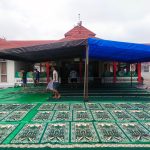 GOTONG ROYONG : Santri Pondok Pesantren AT-Taubah Lapas Sampit gotong royong pasang tenda persiapan melaksanakan salat Jumat, di Lapas Sampit, Jumat (11/10/2024). (foto: Meldy)