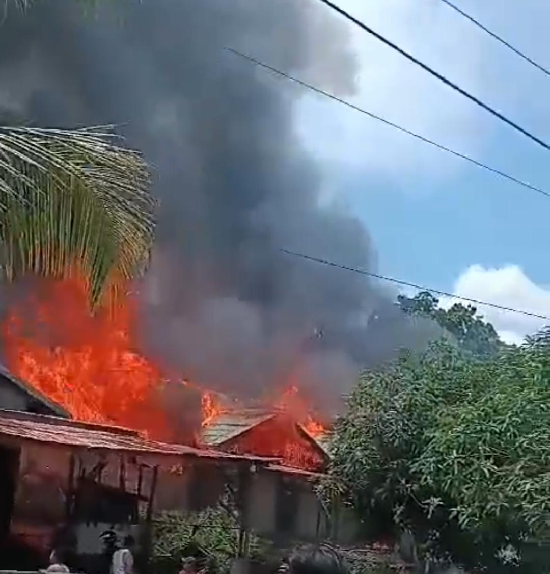 BERKOBAR : Bangunan rukok semi permanen terlihat berkobar, di Pahandut Seberang, Minggu (20/10/2024). (foto:screnshoot)