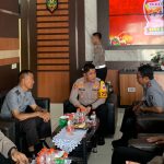 PERKUAT PENGAMANAN : Kalapas Sampit, Meldy Putera menjalin silaturahmi dengan Kapolres Sampit, AKBP Resky untuk memperkuat pengamanan, di Polres Kotim, Senin (21/10/2024). (foto:meldy)