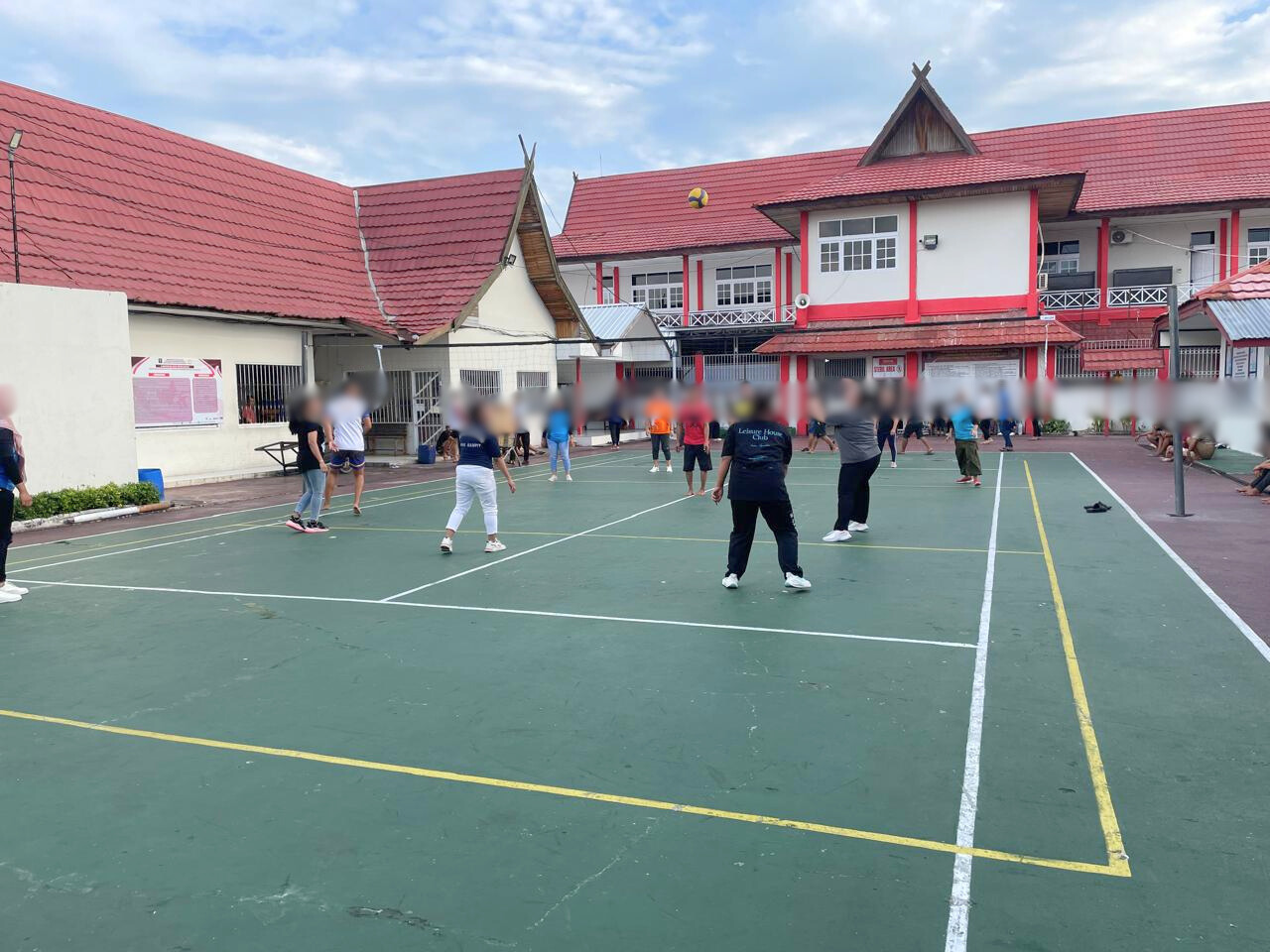 JAGA KEBUGARAN : WBP Lapas Sampit sedang bermain voli untuk menjaga kebugaran, Rabu (23/10/2024). (foto:meldy)