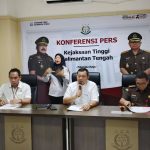 PIDANA MATI : Kajati Kalteng, Undang Mugopal bersama Asspidum, Suyanto dan Assintel, Eddy Sumarman saat menyampaikan tuntutan perkara narkotika jenis sabu-sabu seberat 33,6 Kilogram yang dituntut Pidana Mati, di Kejati Kalteng, Senin (21/10/2024). (foto:Ardi)