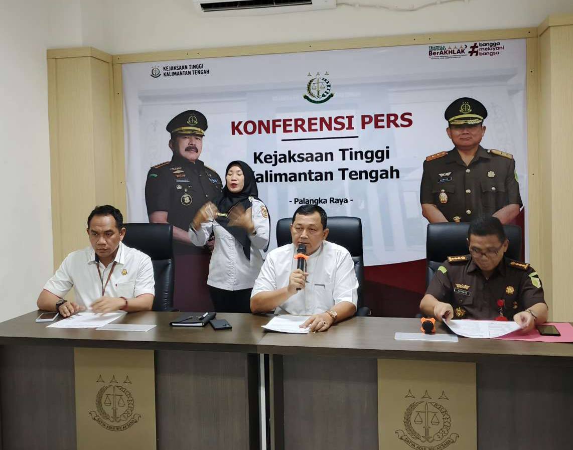 PIDANA MATI : Kajati Kalteng, Undang Mugopal bersama Asspidum, Suyanto dan Assintel, Eddy Sumarman saat menyampaikan tuntutan perkara narkotika jenis sabu-sabu seberat 33,6 Kilogram yang dituntut Pidana Mati, di Kejati Kalteng, Senin (21/10/2024). (foto:Ardi)