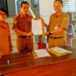 Kadis PUPR Barsel, Dr. Ita Minarni, ST, MT lakukan Serah Terima Jabatan (Sertijab) Kabid Bina Marga Dinas Pekerjaan Umum dan Penataan Ruang Kabupaten Barito Selatan dari Ir. Muhammad Taufik, ST kepada Ir. Rio Irakama Narang, ST, MT, di halaman kantor Dinas PUPR Barsel, Senin (23/9/2024).