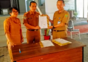 Kadis PUPR Barsel, Dr. Ita Minarni, ST, MT lakukan Serah Terima Jabatan (Sertijab) Kabid Bina Marga Dinas Pekerjaan Umum dan Penataan Ruang Kabupaten Barito Selatan dari Ir. Muhammad Taufik, ST kepada Ir. Rio Irakama Narang, ST, MT, di halaman kantor Dinas PUPR Barsel, Senin (23/9/2024).