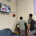 PERAWATAMN : Demi keamanan cctv lapas sampit dilakukan perawatan. (foto:meldy)