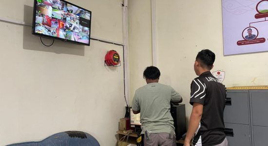 PERAWATAMN : Demi keamanan cctv lapas sampit dilakukan perawatan. (foto:meldy)